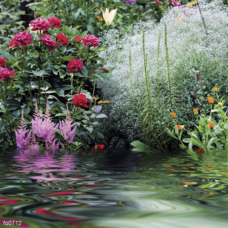 sad-s-tsvetami-nad-vodoy