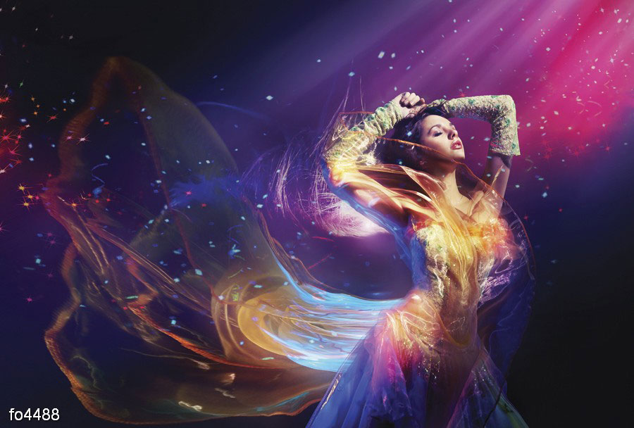 devushka-v-fantasticheskom-plate