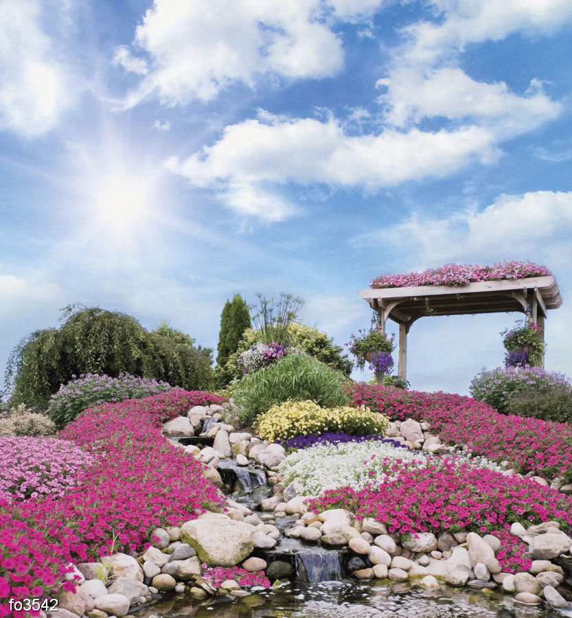 vodopad-v-tsvetushchem-sadu