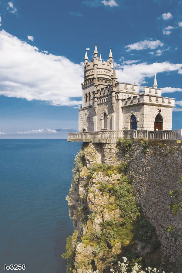 zamok-lastochkino-gnezdo-nepodaleku-ot-yalty