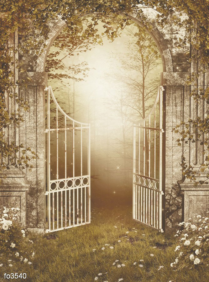 starye-vorota-s-plyushchom-i-rozami