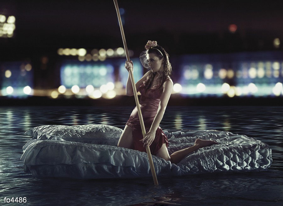 bryunetka-plyvet-po-reke